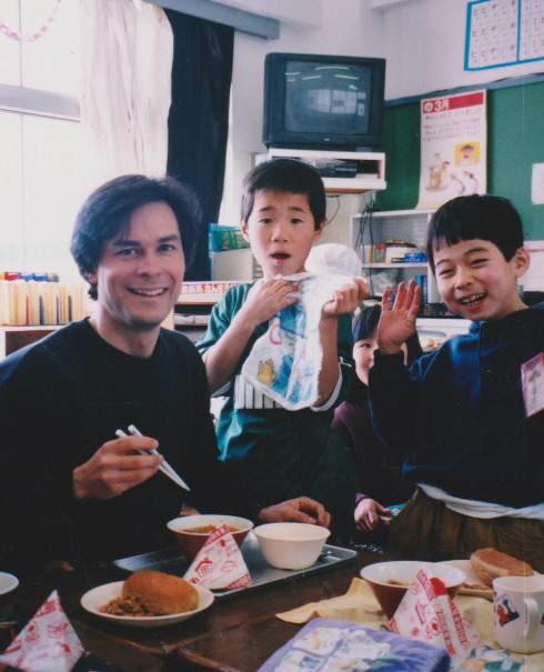 1994 YEF J. Martel having lunch with Yokkaichi students.